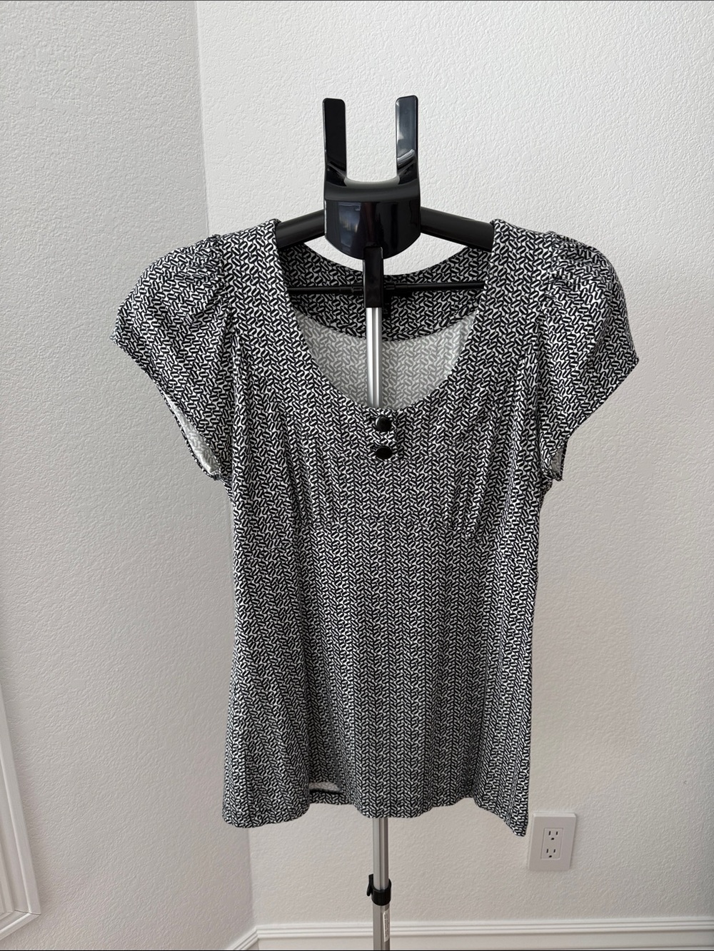 Banana Republic Black & White Short Sleeve Scoop Neck Top